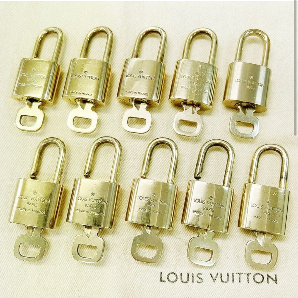 LOUIS VUITTON Padlock & Key Bag Accessories Charm 10 Piece Set Gold 82465